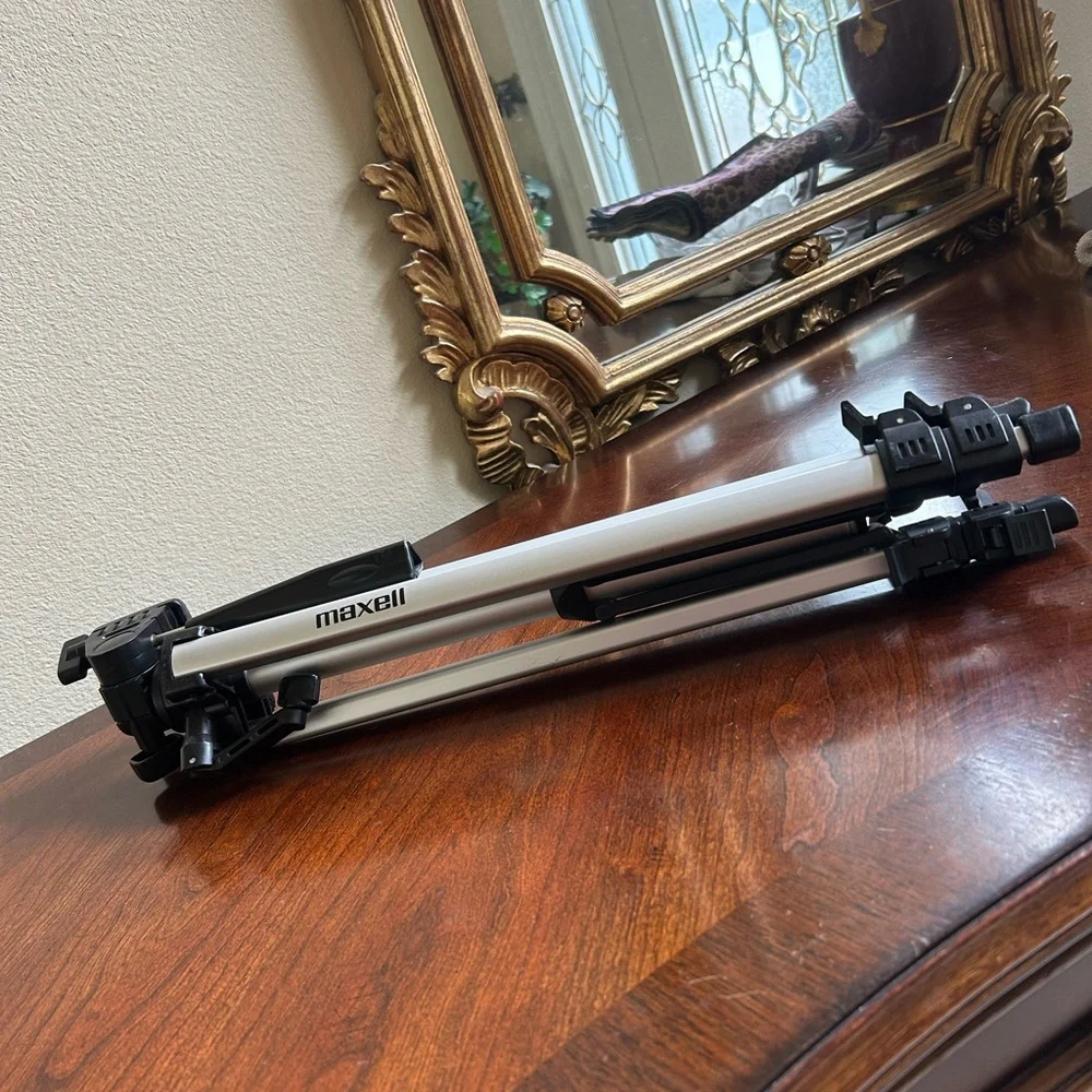 Maxell camera tripod with extendable legs